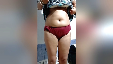 Indian chick in tight panty is in the action video