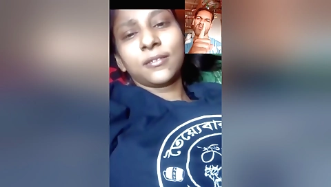 Amateur brunette is showing her tits in webcam clip