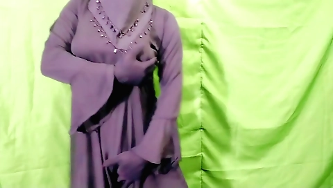 Solo female hott bhabhi on a bed with her own fingers