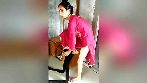 Indian chick takes her homemade video cameras on the bed