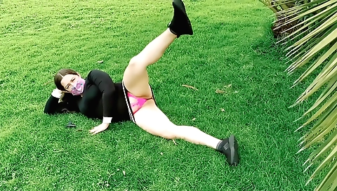 Outdoor sex video showing a brunette naked in a park