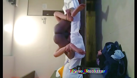 Indian girl gets a hard shaft in the hotel room video