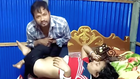 Indian milf with a sexy face gives a great blowjob