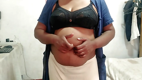Indian girl is showing her sexy body in this video