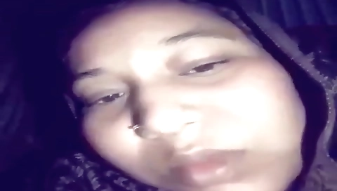 Indian girl shows off her beauty after making it in camera