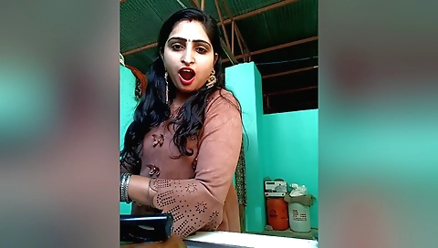Bhabhi (30) fucks and stretches her body in solo video