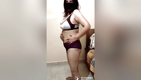 Indian bimbo does blowjob and orgasm in amateur video