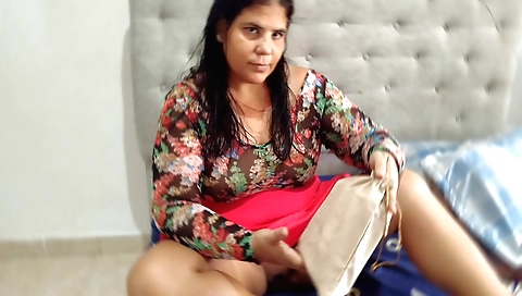 Indian woman with a huge ass makes a hardcore solo porn video