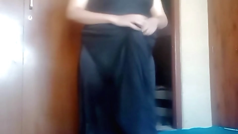 Big booty babe fingers her clit in webcam sex video