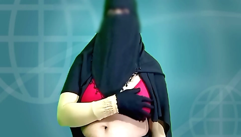 Indian girl with a sexy face has a nice face in a solo porn video