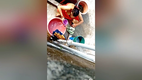 Indian babe shows her body in bath in amateur clip