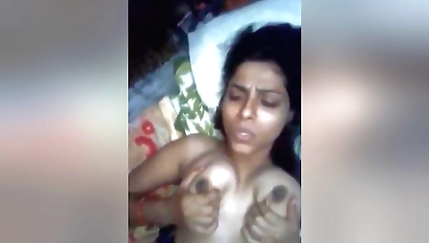 Indian slut sucking her big boobs and ass in solo video