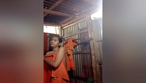 Today Exclusive- Desi Girl Record Her Bathing Video