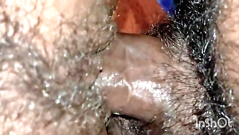 Indian babe takes off clothes and takes off her body