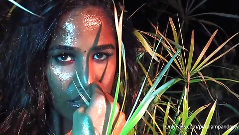 Poonam pandey in her new sexy outfit in the open air