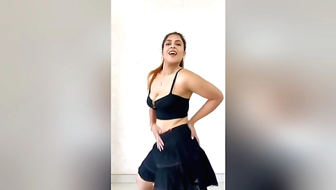 Redheaded amateur shows her ass with an amateur presentation