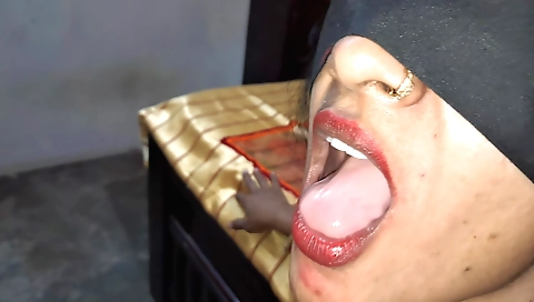 amateur blonde babe sucking fat cock and get a blowjob