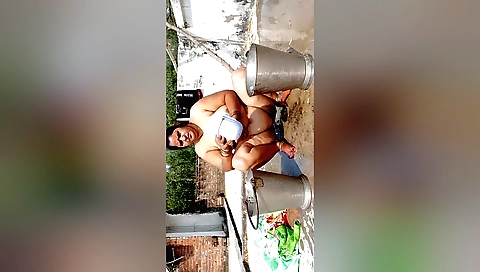 Indian hottie shows off her perfect body in the bath