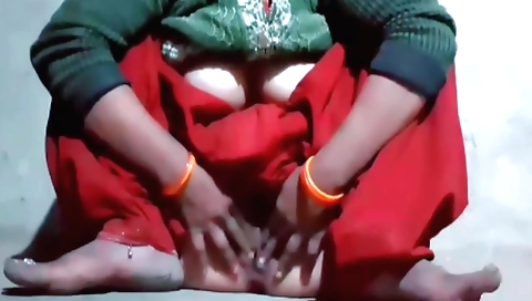 Amateur indian lady masturbates in her room in solo video