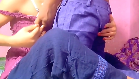 Wife is horny in amateur webcam vid and she loves licking