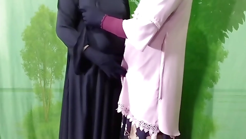 Indian girl shows off her beautiful body in a homemade porn video