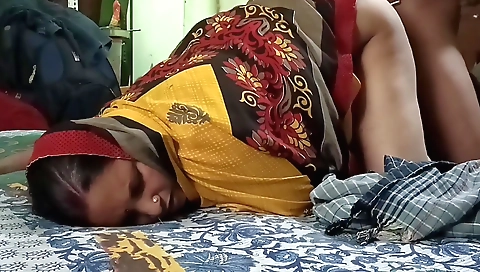 Indian milf with a sexy top gets banged by big dick