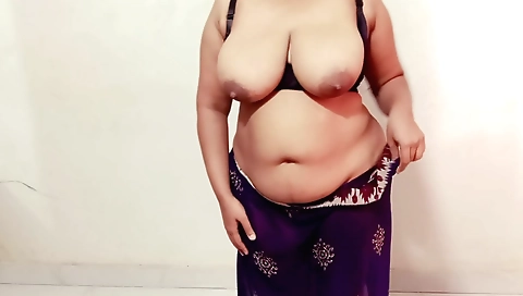 Big-assed brunette stepmom taking it hard in her pussy