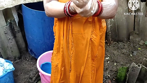 Indian chick with round boobs is relaxing in the bath