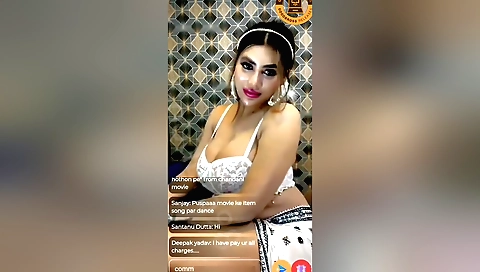 Big booty brunette making fat pussy porn on webcam