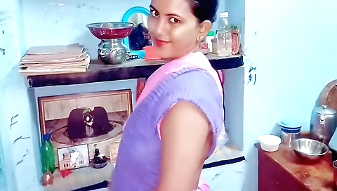 Indian slut makes her way to the bed and shows off on camera