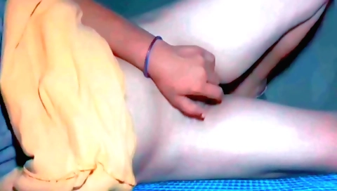 Indian amateur fuck video shows a sexy girl on the bed