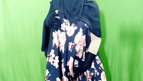 Indian babe with a big ass makes a hairy neighbor cum