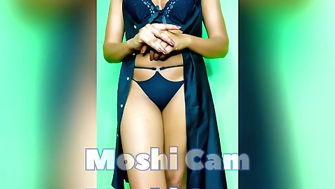 Indian chick in a hot solo vid with her wet shaved pussy