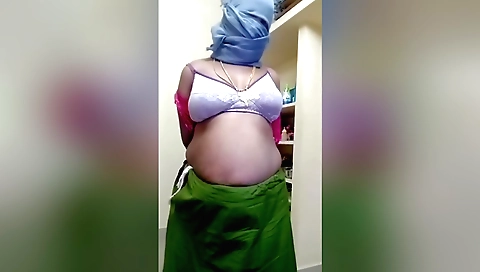 Indian girl shows her ass and boobs in webcam clip