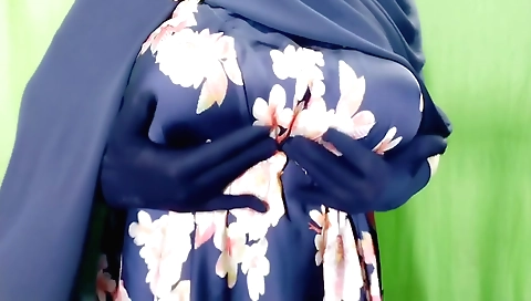 Amateur indian video shows her playing with her pussy