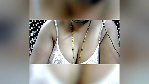 Indian brunette in red saree in homemade solo video