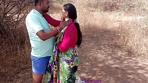 Indian amateur girl with big ass cums in the jungle