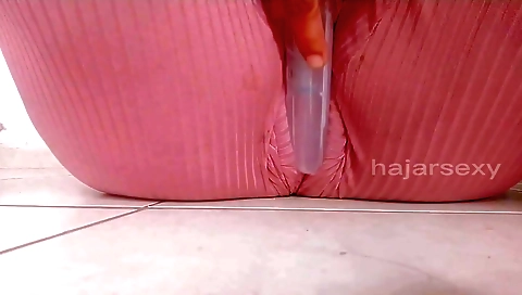 Solo female with a big booty uses a vibrator and dildo